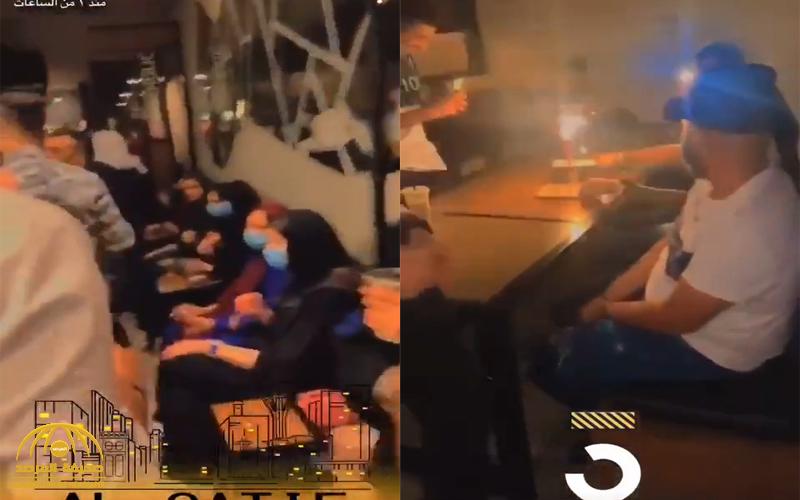 لا تباعد ولا كمامات .. شاهد : حفل غنائي داخل مقهى بالقطيف وتكدس للزبائن