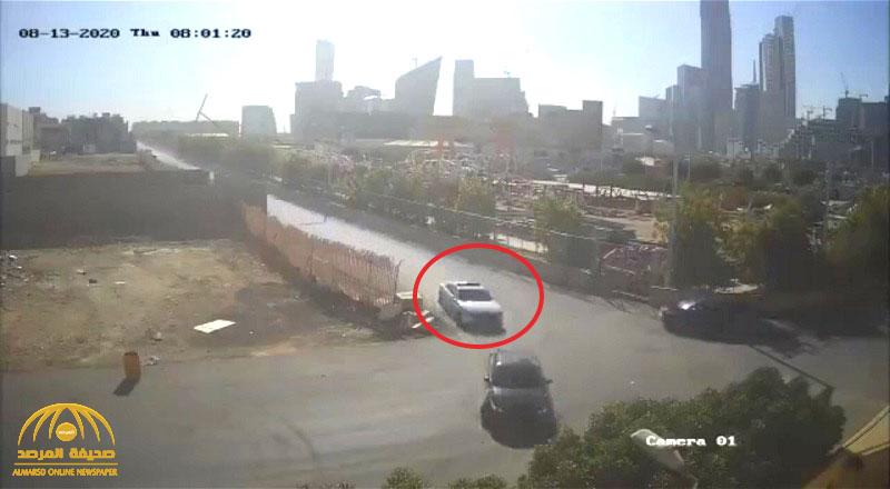 شاهد : سيارة مرور مسرعة تقتحم منزل بعد مطاردة لمركبة داخل حي سكني بالرياض