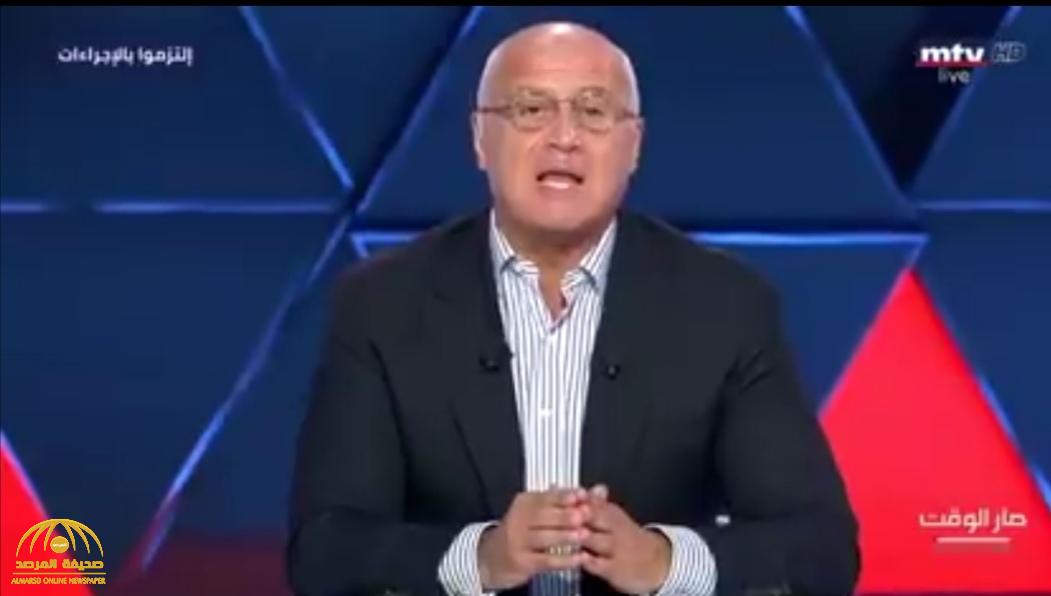 شاهد.. مذيع لبناني يفقد أعصابه ويبصق على المسؤولين ويسبهم على الهواء بسبب انفجار بيروت