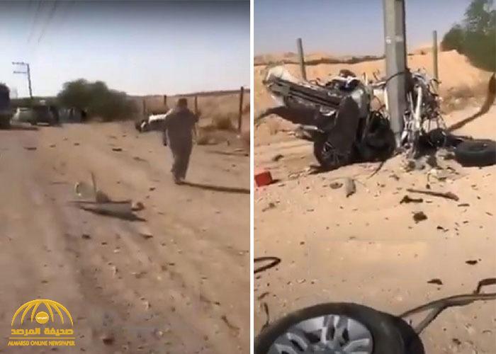 "تناثرت الأجزاء في المكان".. شاهد : انشطار مركبة في "ديراب" بالرياض بعد حادث مروع