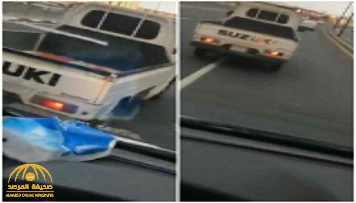 شاهد:  سائق سيارة  يحاول  منع سيارة  أخرى من التجاوز بطريقة متعمدة في الطائف