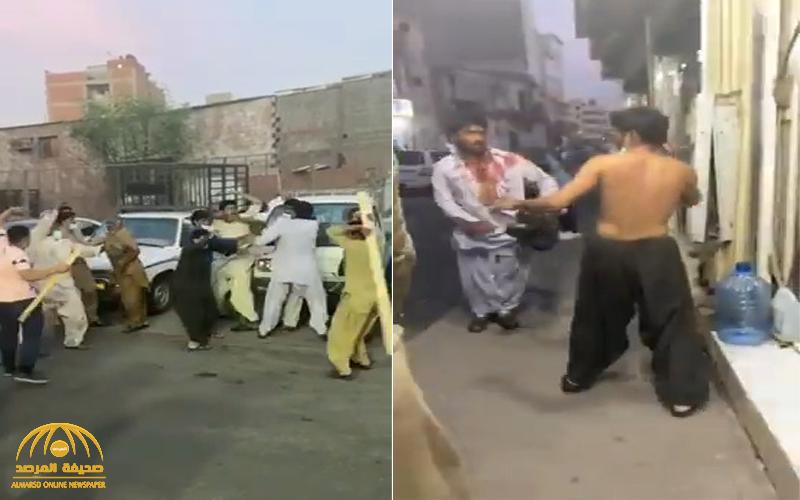 شاهد .. مضاربة بالعصي بين باكستانيين في جدة وأحدهم ملطخ بالدماء