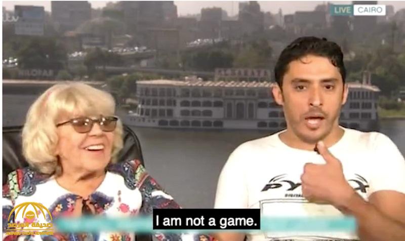 شاهد.. شاب مصري يهاجم منتقدي زواجه من عجوز بريطانية : من يعتقد أنني لا أحبها فليذهب إلى الجحيم! شاهد.. شاب مصري يهاجم منتقدي زواجه من عجوز بريطانية : من يعتقد أنني لا أحبها فليذهب إلى الجحيم!