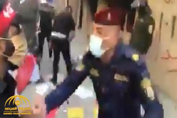 شاهد.. شرطي عراقي يتوسل عنصر بـ"ميليشيا الحشد" أثناء إحراق مقر أحد الأحزاب