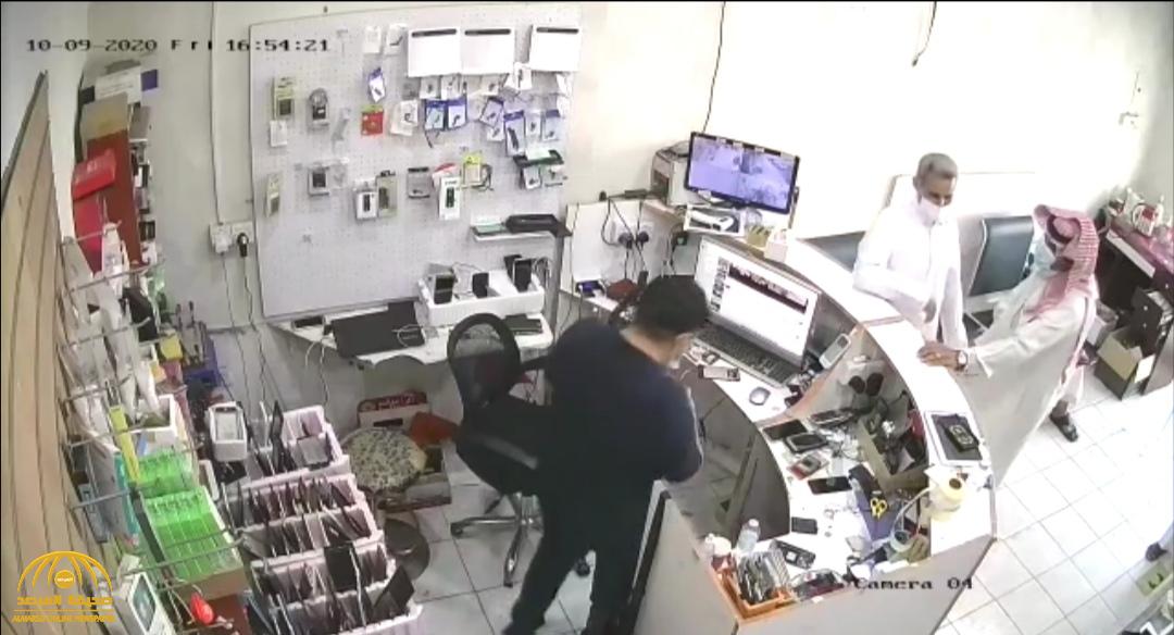 شاهد: انفجار بطارية جوال في وجه صاحب محل صيانة بتبوك