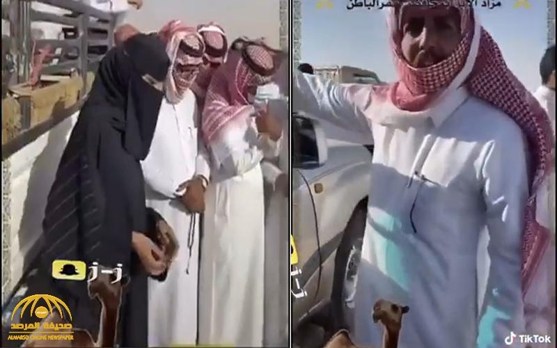 شاهد .. "رشا العبدالله" تحرج مشتري في مزاد الإبل بحفر الباطن : "أنت صامل؟"