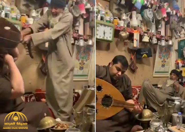 فيديو متداول..شاهد : مسن يحطم آلة "العود" على رأس شاب أثناء العزف بجانبه!