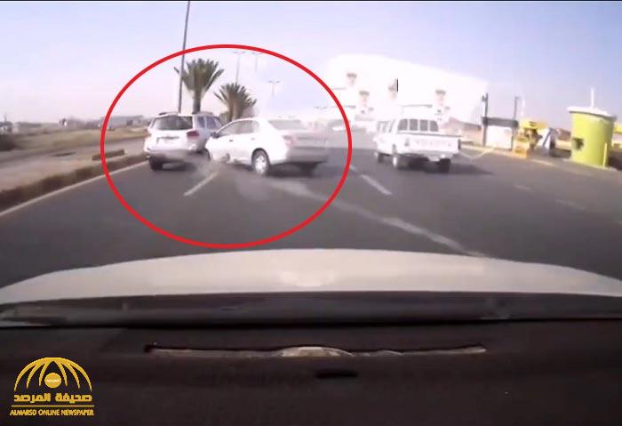 حادث مروع .. شاهد: سيارة تخرج عن السيطرة وتصطدم بأخرى على طريق سريع بـ"خميس مشيط"