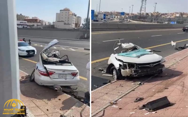 شاهد : فيديو مروع لانشطار سيارة نصفين بمكة .. والكشف عن مصير السائق