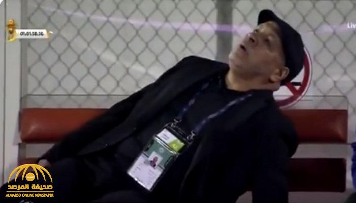 شاهد..  لحظة تعرض مدرب ضمك "بن زكري" لحالة إغماء مفاجئة أثناء مباراة فريقه أمام الشباب
