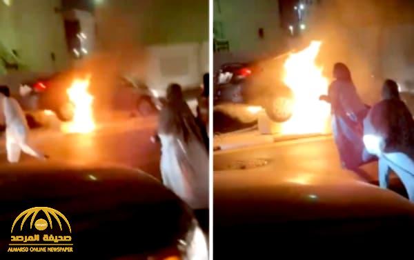 احتراق مركبة تقودها امرأة في الخبر.. شاهد.. السائقة تصرخ: "طلعوا شنطتي وجوالي!"