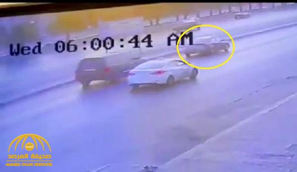 شاهد .. لحظة صدم مركبة من الخلف وانقلابها على الدائري الغربي بالرياض وارتطامها بشاحنة!