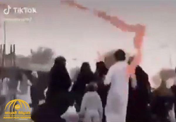 شاهد .. فيديو متداول لشاب يطعن فتاة في حديقة بالخرج ويهرب وسط صراخ النساء