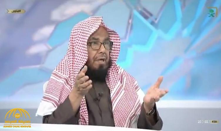 هل يقع الطلاق عن طريق إرسال رسالة نصية أو عبر الواتساب ؟ .. الشيخ المطلق يجيب! -فيديو