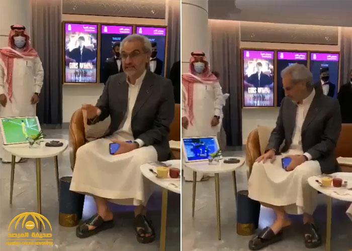 شاهد : ردة فعل "الوليد بن طلال" على هدف الهلال الثاني أمام الفتح .. وهكذا وصف سالم الدوسري