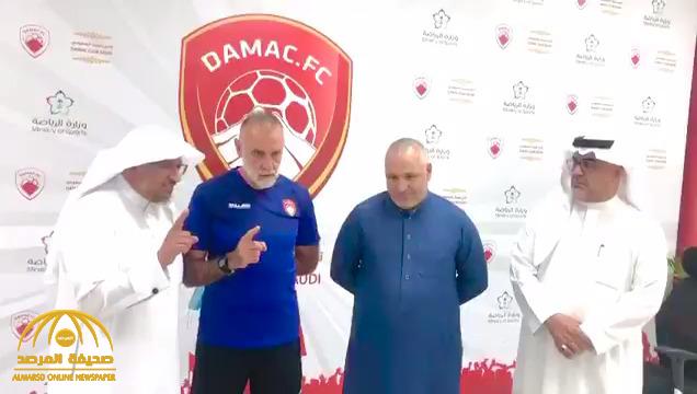شاهد : لحظة إعلان مساعد مدرب فريق "ضمك" إسلامه .. والكشف عن اسمه الجديد