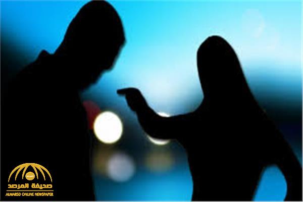 رجل يكتشف خيانة زوجته بالصدفة: صور عارية على جوالها.. ويفجر مفاجأة عن سن عشيقها