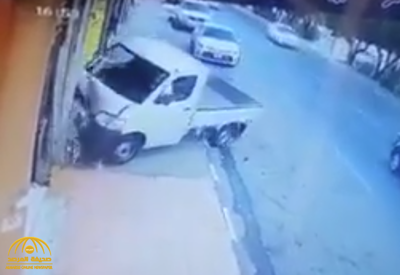 تفاصيل جديدة في حادثة اصطدام "دباب سوزوكي" بشخصين أمام محل بالطائف.. والكشف عن جنسية المصابين وحالتهما