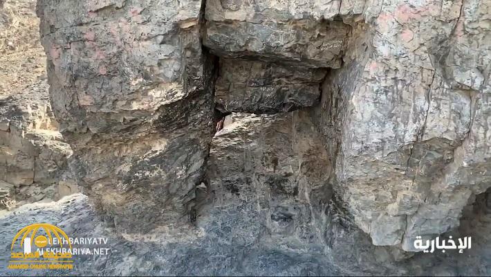 شاهد: قصة كهف "بني حرام" ودوره في حماية النبي أثناء غزوة الخندق.. وسر سجدة الرسول المطولة عليه ومعجزة انفجار الماء منه!