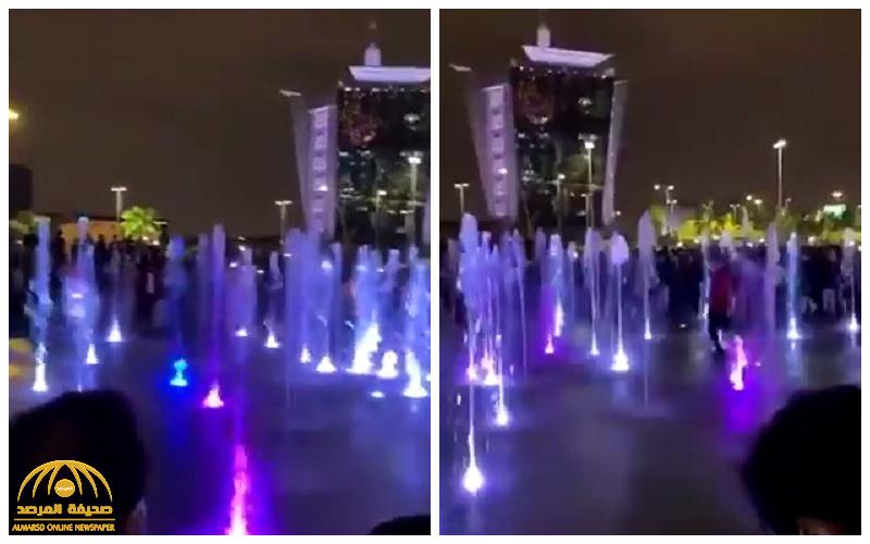 شاهد .. تصرف "غريب" من زوار مجمع "يو ووك" الرياض تجاه نافورة خلال الاحتفال بالعام الجديد