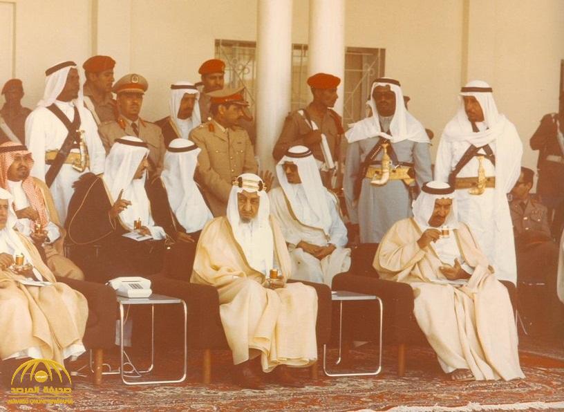 شاهد: صورة نادرة للراحل "الملك فيصل" وحوله عدد من الأمراء.. والكشف عن أسمائهم