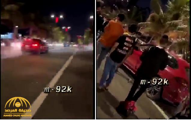 شاهد.. فتاة تقتحم ممشى كورنيش جدة بسيارتها والشباب يتجمعون حولها!