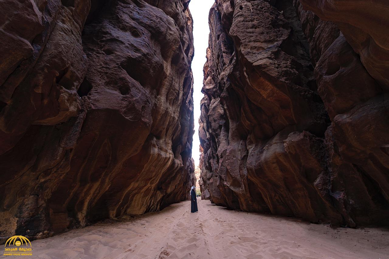 شاهد.. صورلـ"جبال شاهقة" وسط منطقة صحراوية  في شمال المملكة