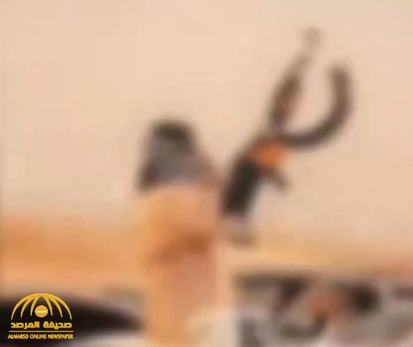 ظهرا في مقطع فيديو.. شاهد: القبض على مواطنَين أطلقا أعيرة نارية أثناء القيادة بالقريات