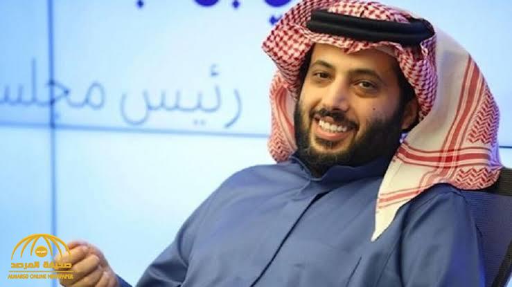 تركي آل الشيخ يسخر من طريقة تعامل البعض معه : "لازم لي نظارات شكلي ما أشوف زين"