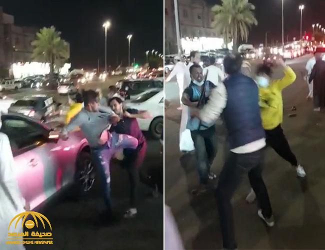 شاهد.. مضاربة جماعية عنيفة بـ"العصي" والكراسي في حي السامر بجدة