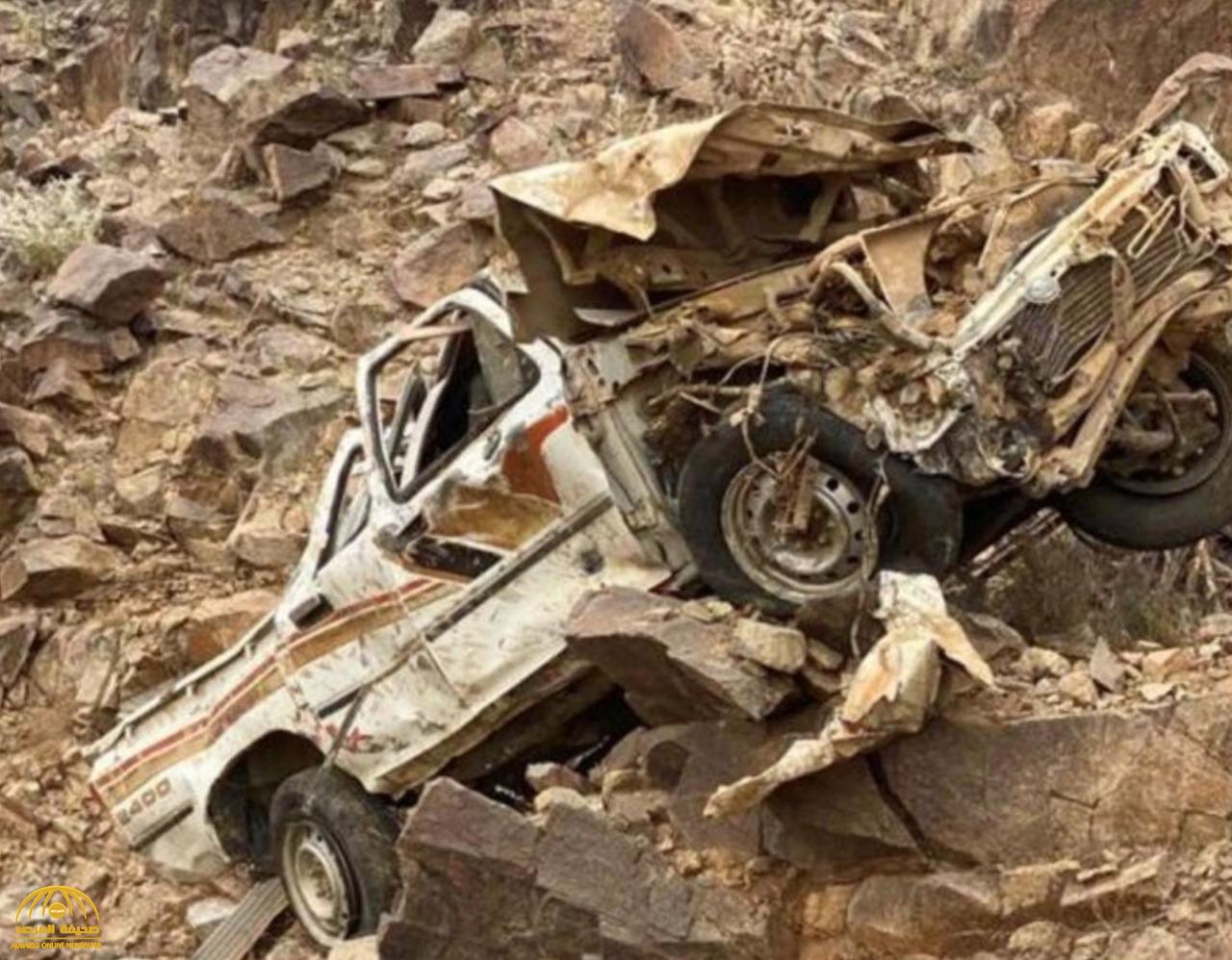 انقلاب سيارة "هايلوكس"بداخلها رجل وامرأة في عقبة "نصبة" بالباحة- صورة