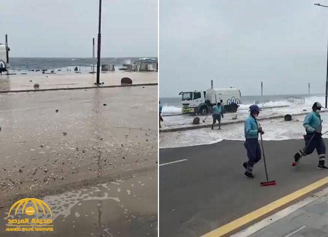شاهد: أمواج البحر تغطي الطرق المجاورة للشاطئ في الواجهة البحرية بجدة