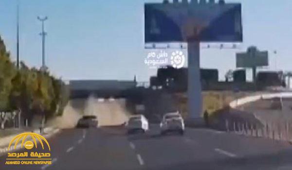 شاهد .. حادث مروع لسيارة تصطدم بعمود إنارة على طريق سريع في أبها