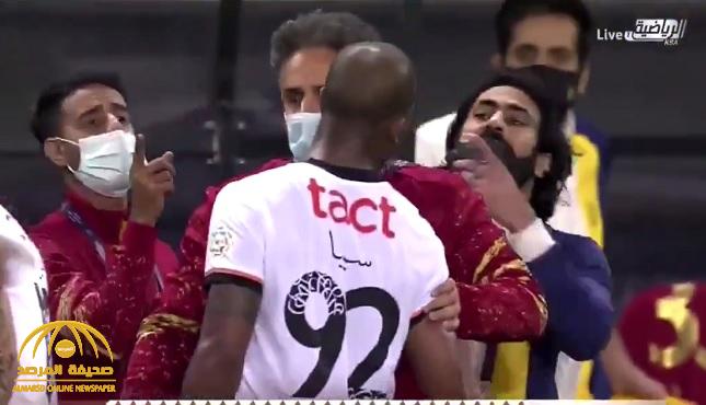 شاهد.. اللقطات الأولى للمشادة بين حسين عبدالغني و "سيبا" أثناء خروج الأخير من الملعب