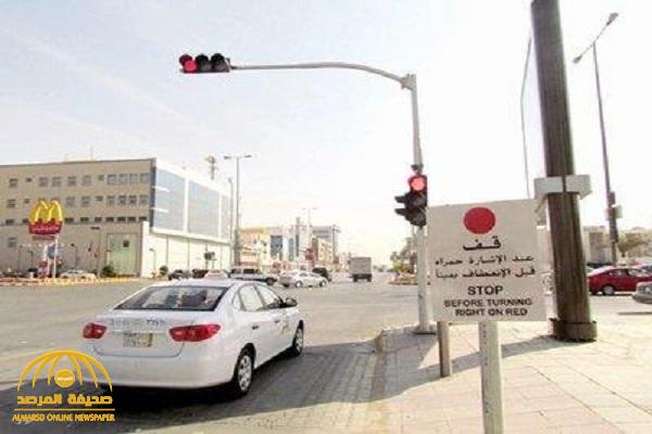 الكشف عن ضوابط الالتفاف يمينًا والإشارة حمراء حتى لا تتورط في مخالفة "قطع إشارة"