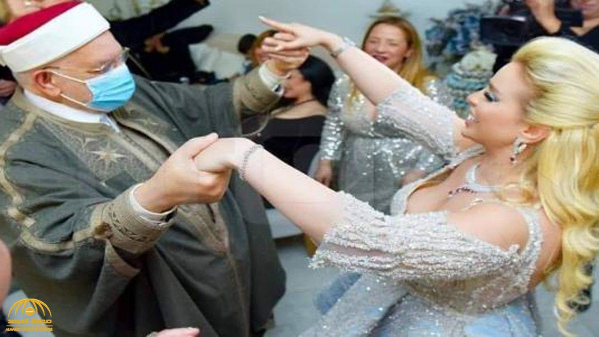 شاهد: رجل الدين والقيادي الإخواني "عبدالفتاح مورو" يرقص مع فنانة تونسية