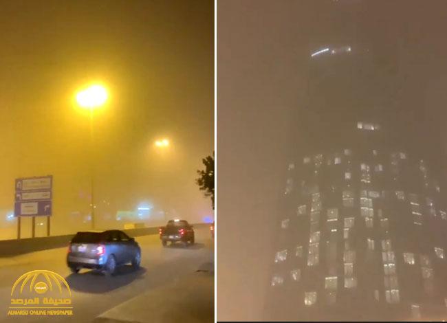 شاهد..اختفاء معالم برج رافال كمبينسكي وانعدام الرؤية على طريق الملك فهد بالرياض