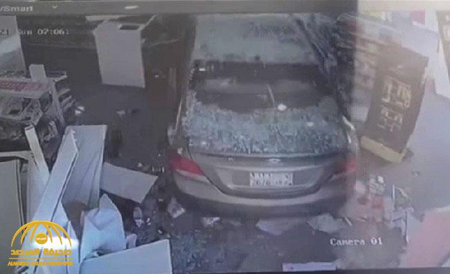 شاهد : سيارة مسرعة تقتحم محل في الرياض