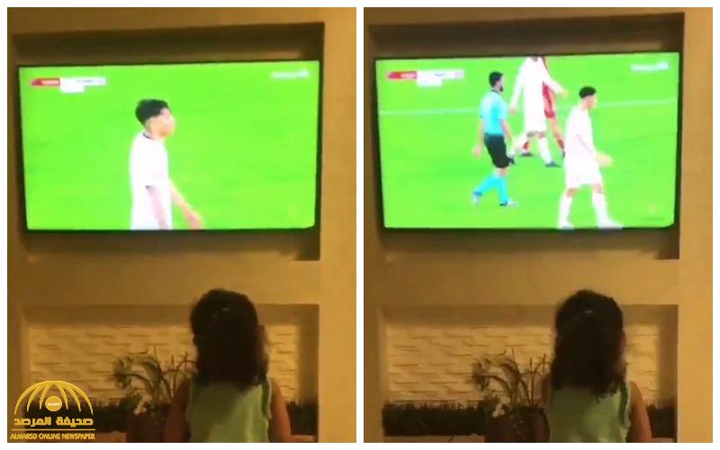 شاهد .. ردة فعل مفاجئة من ابنة المعلق فهد عبدالرحمن وهي تستمع لتعليق والدها