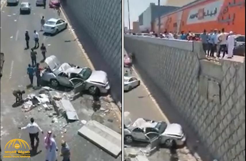 شاهد .. سقوط مروع لسيارة من أعلى جسر التحلية بجدة