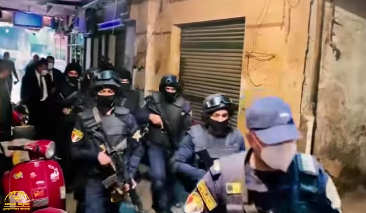 مصر.. شاهد: قوات خاصة مسلحة للقبض على المتحرش بـ"طفلة المعادي”!