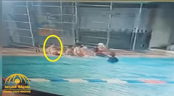 مصر .. شاهد لحظة وفاة طفل صعقًا بالكهرباء في حمام سباحة أمام أعين زملائه