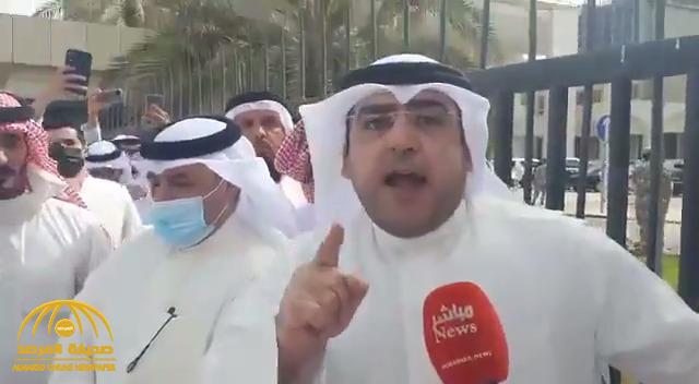 شاهد .. نائب كويتي منفعل : "بوابة المجلس أكثر شرعية من قاعة عبدالله السالم والمواجهة ستكون داخل القاعة"