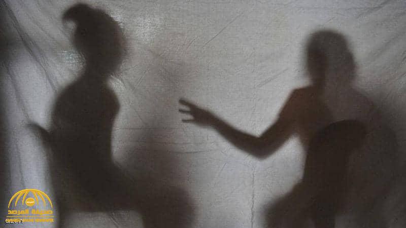 رجل يستأجر آخر لـ"شل" خطيبته السابقة وتشويهها بخطة مدبرة عبر الإنترنت