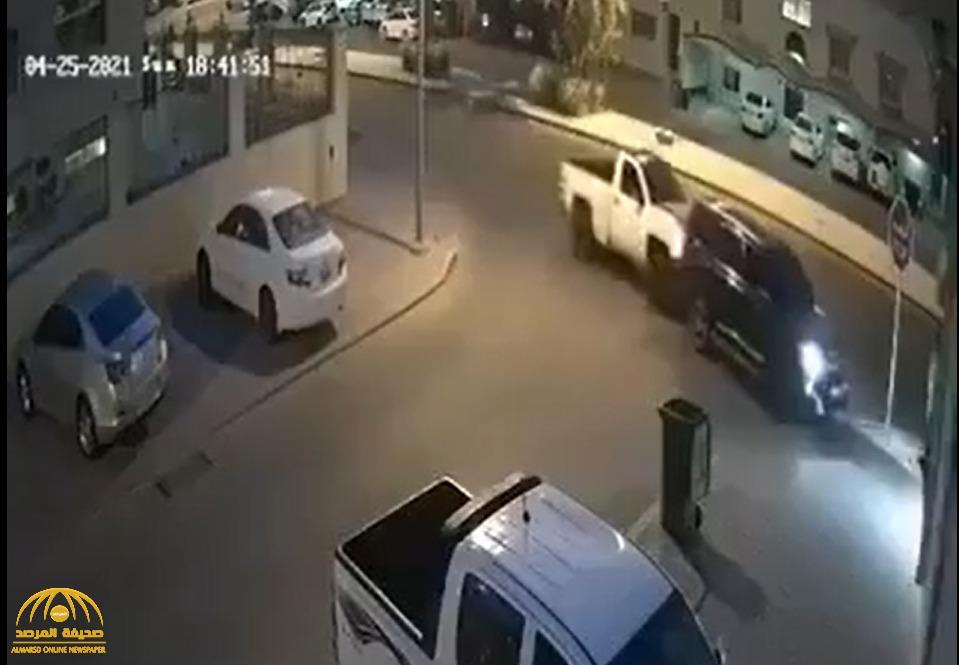 أغرب "هوشة" بالسيارات في الكويت.. شاهد: ردة فعل قائد المركبة البيضاء قبل صدمه بقوة أغرب "هوشة" بالسيارات في الكويت.. شاهد: ردة فعل قائد المركبة البيضاء قبل صدمه بقوة