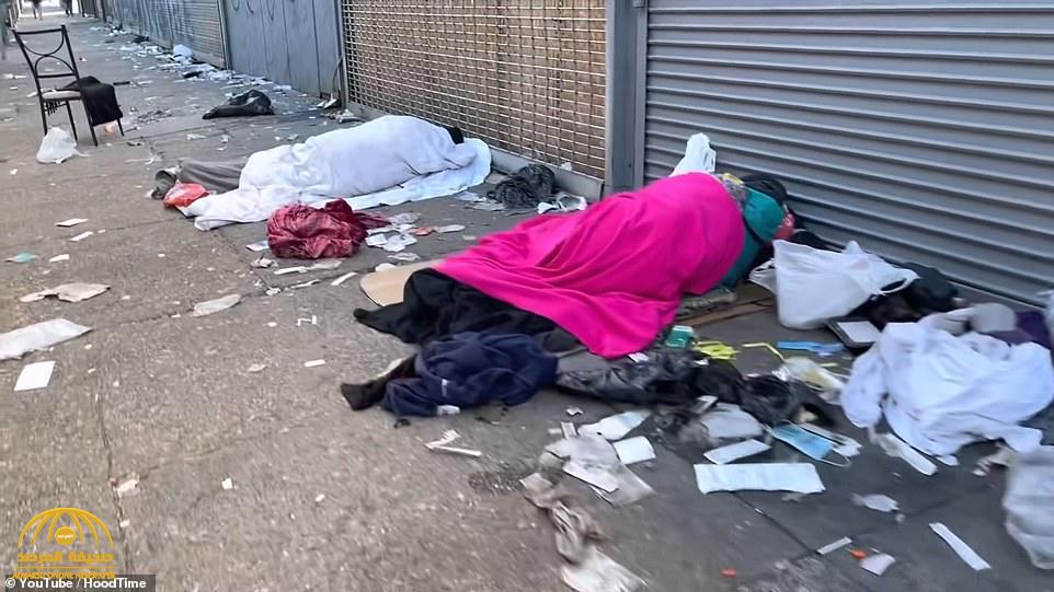 نموذج من الحياة في أمريكا.. شاهد : مشردون ومدمنون للمخدرات يعيشون وسط شارع عام في ولاية فيلادلفيا