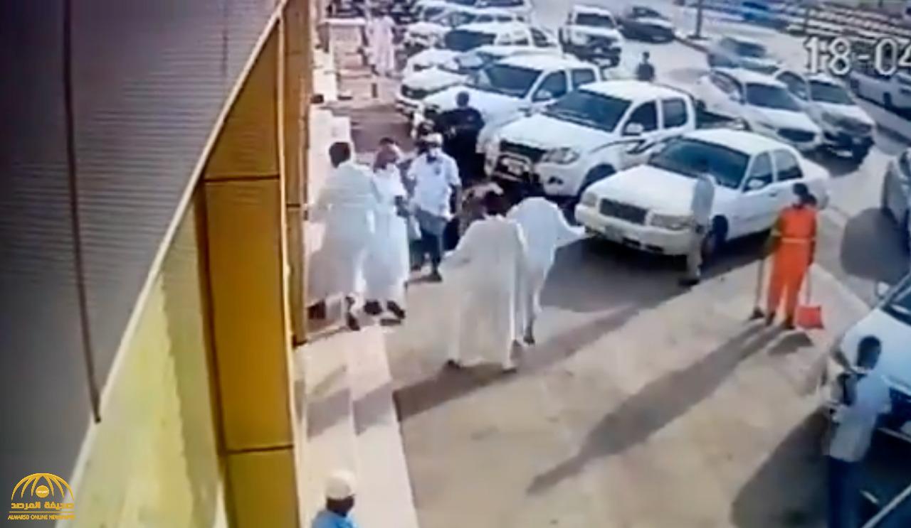 شاهد.. مضاربة جماعية بـ"العصي" في أحد المحلات التجارية بالخرج