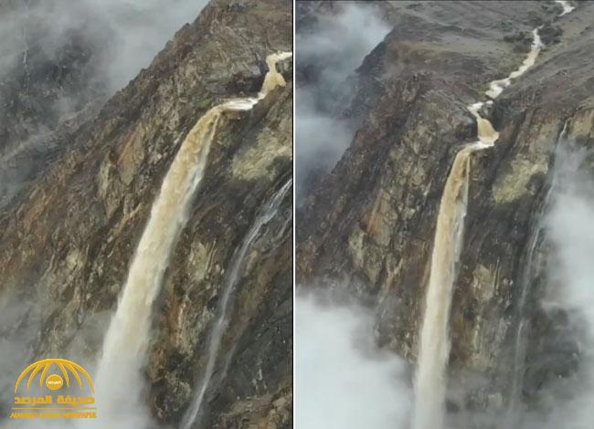 شاهد.. لقطات جوية مذهلة لتدفق المياه من شلال بقمة "عقبة شعار" شمال غربي أبها