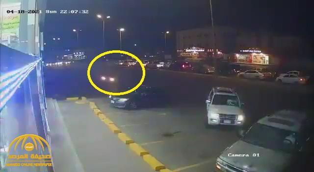 شاهد.. حادث مروع لسيارة تصطدم بأخرى وتنقلب بأحد الطرق في ينبع البحر شاهد.. حادث مروع لسيارة تصطدم بأخرى وتنقلب بأحد الطرق في ينبع البحر