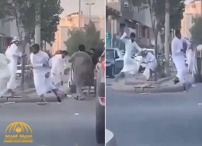 "ما فيه إلا فرش".. شاهد.. شخص يوثق مضاربة جماعية بين عدد من الشبان في شارع بجدة